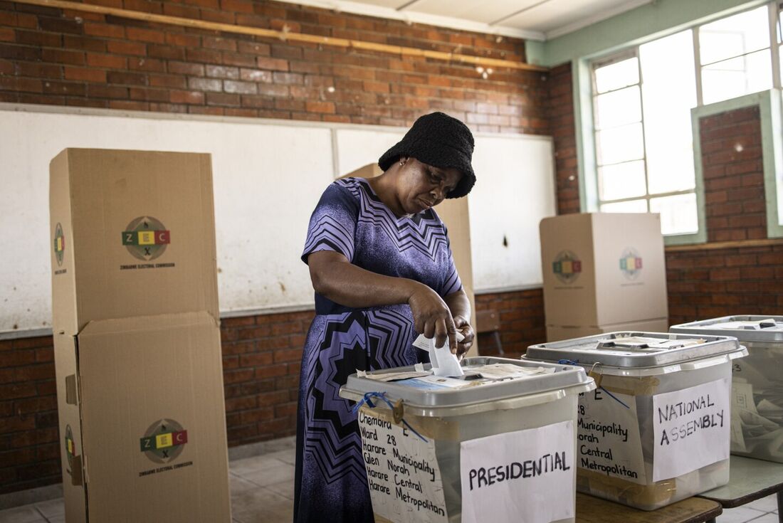 Eleitora vota no Zimbábue