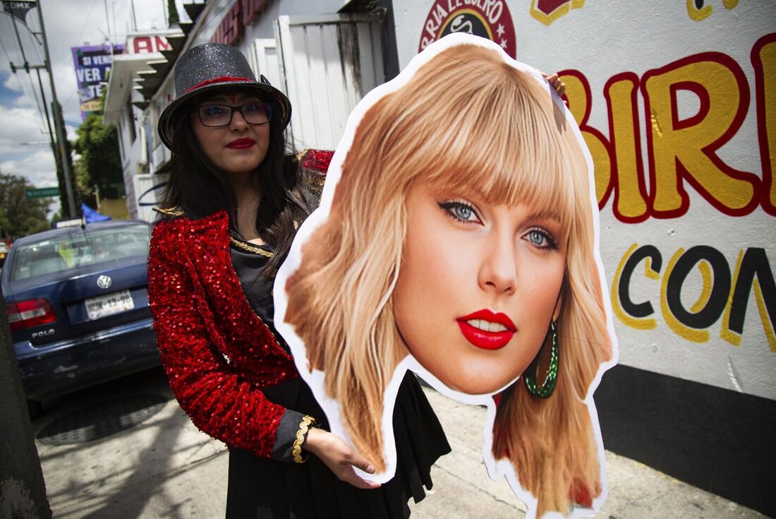 Fã segura cartaz com rosto de Taylor Swift 