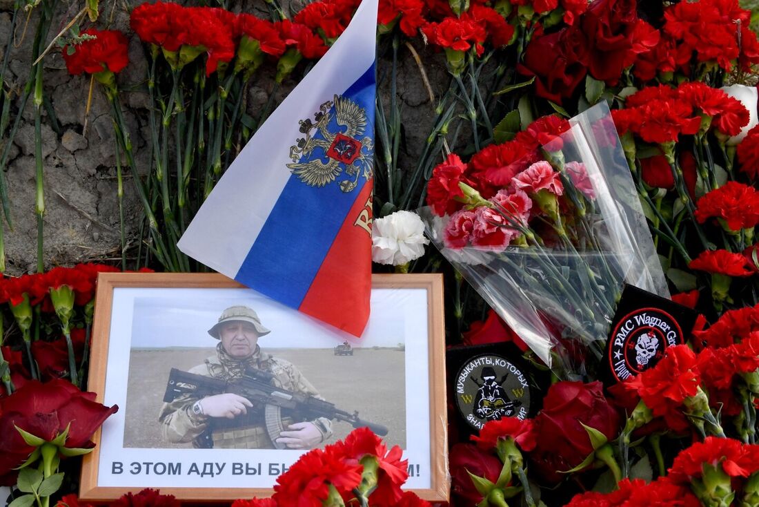 Memorial improvisado em frente ao Centro Wagner da Companhia Militar Privada (PMC) 