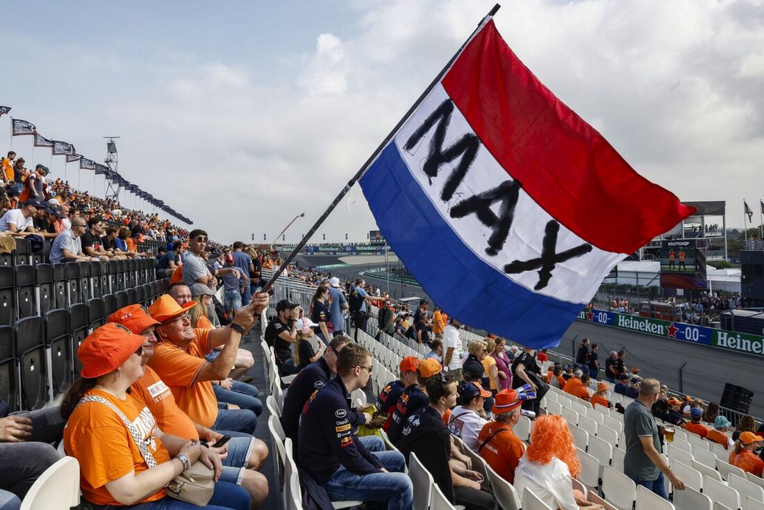 Torcida holandesa apoia o piloto da casa, Max Verstappen