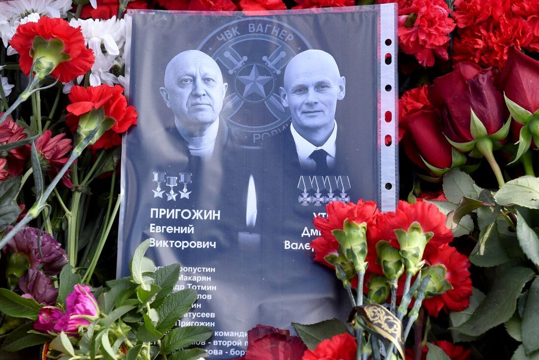 retratos de Yevgeny Prigozhin e Dmitry Utkin, uma figura sombria que administrou as operações de Wagner e supostamente serviu na inteligência militar russa, é colocada em um memorial improvisado em frente ao Centro Wagner da Companhia Militar Privada