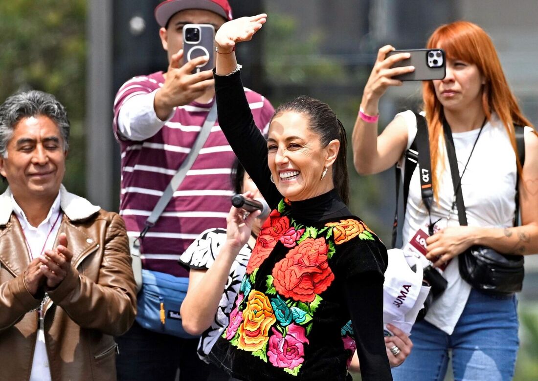 Ex-chefe de governo da Cidade do México e pré-candidata presidencial pelo partido Morena, Claudia Sheinbaum acena durante comício no Monumento a la Revolucion, na Cidade do México