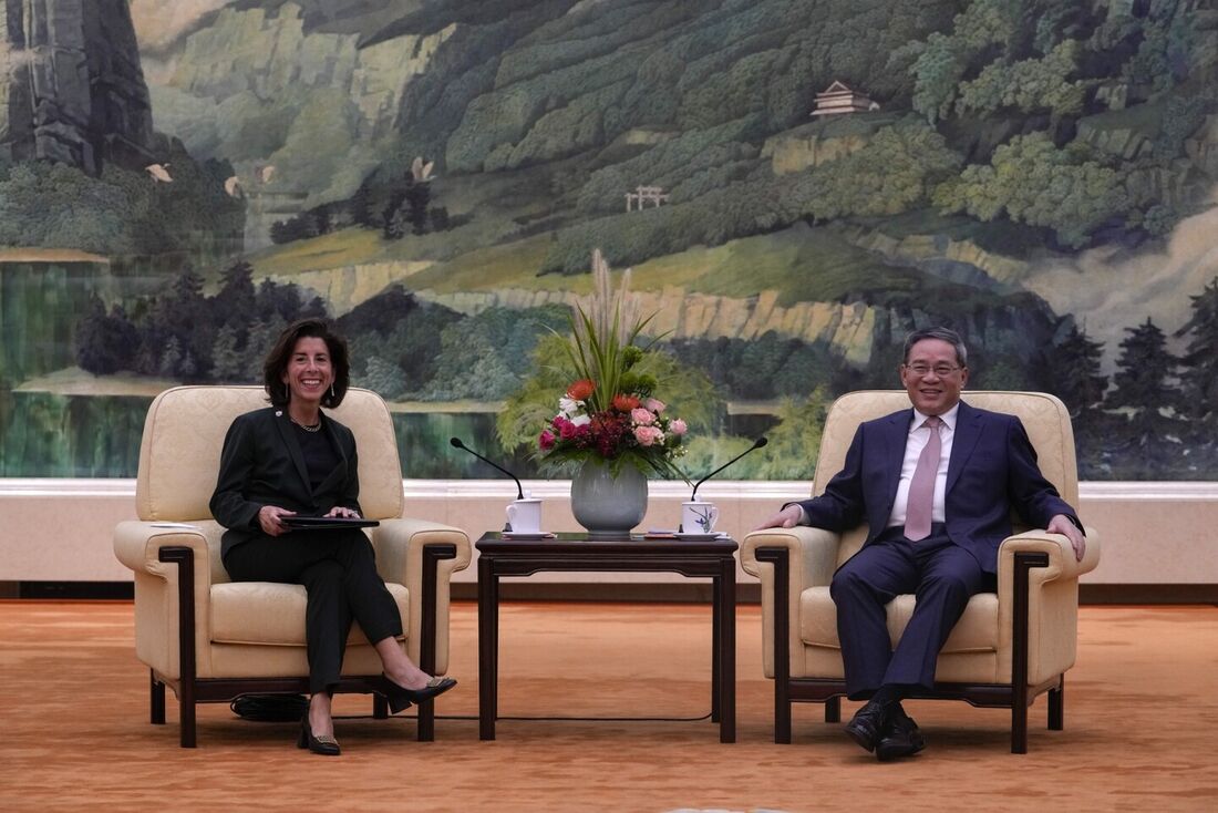 O primeiro-ministro da China, Li Qiang, fala com a secretária de Comércio dos EUA, Gina Raimondo, durante sua reunião no Grande Salão do Povo em Pequim