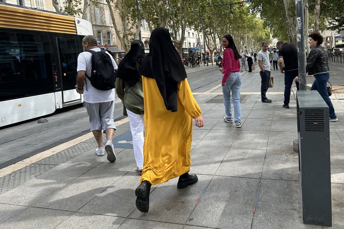  Abayas  vestidos longos e esvoaçantes de origem do Oriente Médio