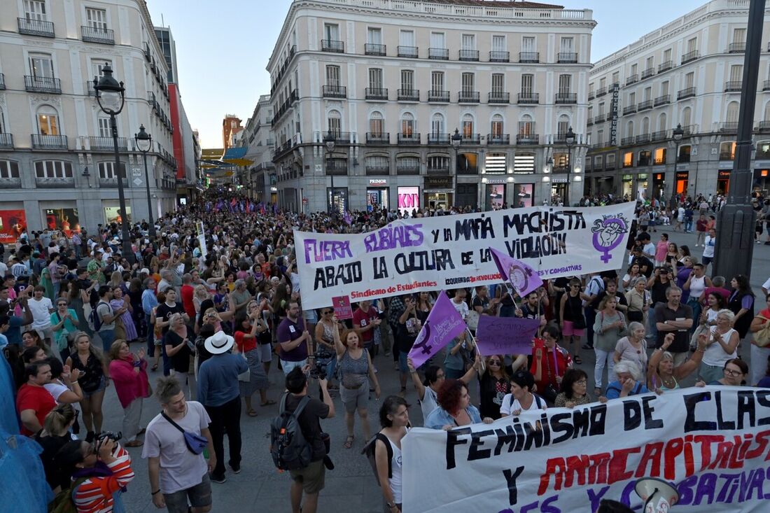 Mulheres se manifestam em Madrid em solidariedade à Jenni Hermoso