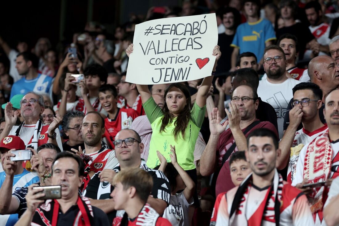 Uma garota segura um cartaz em apoio a Jenni Hermoso