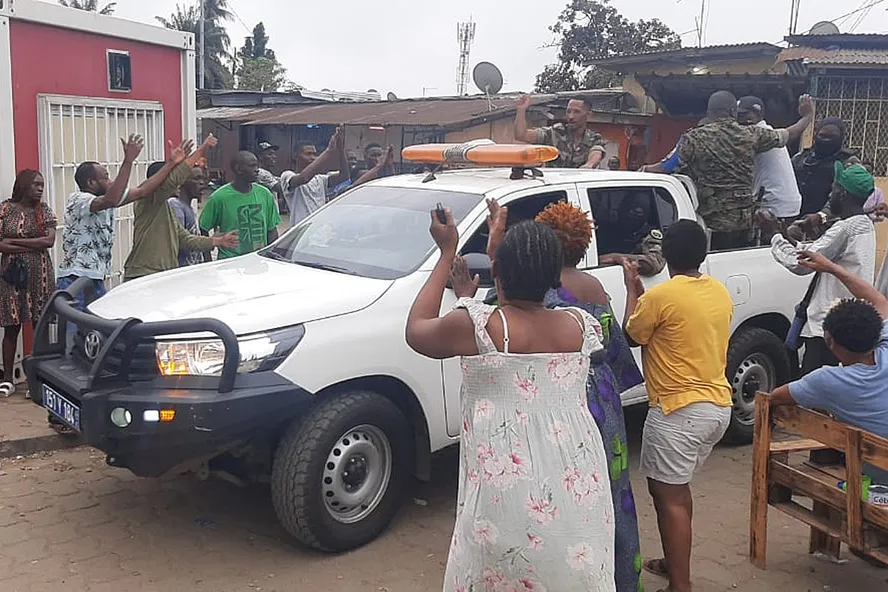 Moradores aplaudem membros das forças de segurança no distrito de Plein Ciel, Libreville, após golpe de Estado no Gabão