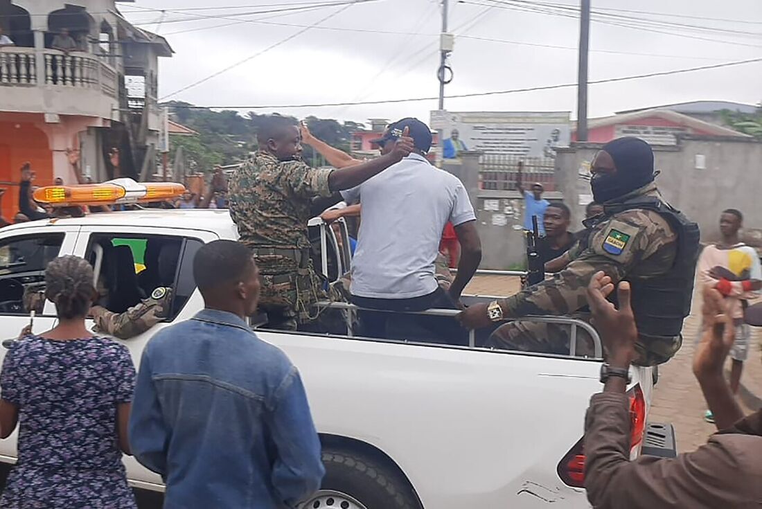 Grupo de oficiais militares anunciaram fim do regime atual e anularam os resultados oficiais das eleições