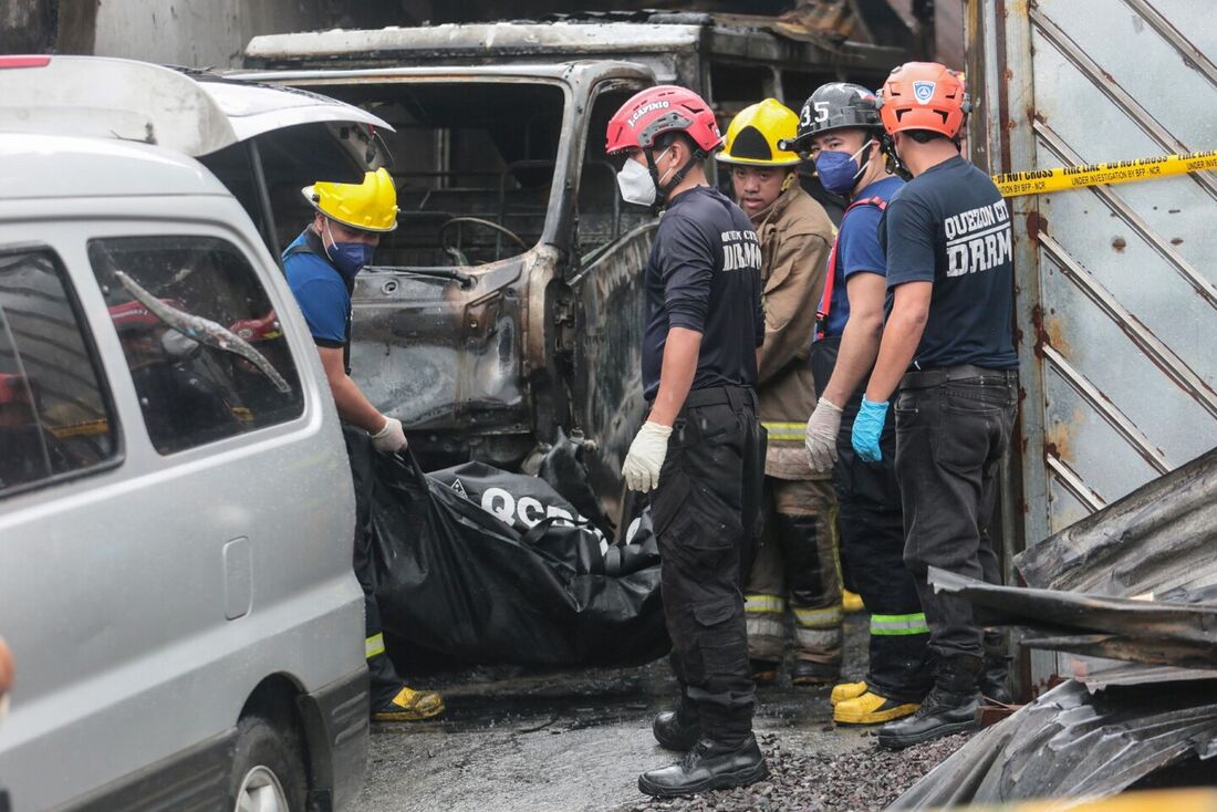 Bombeiros efetuando o resgate das vítimas do incêndio 