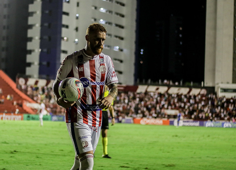 Souza, camisa 8 do Náutico, em atuação no estádio dos Aflitos, na capital pernambucana