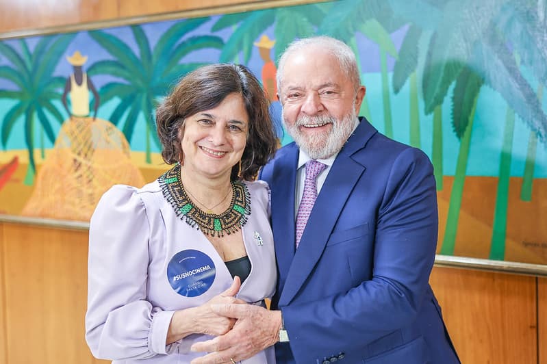 Ministra da Saúde Nísia Trindade junto ao presidente Luiz Inácio Lula da Silva