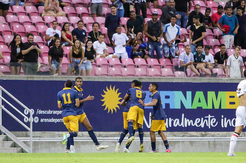 Jogadores do Retrô celebram um dos gols marcados contra o Santa