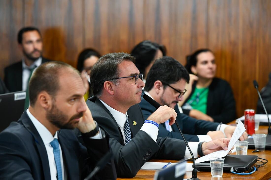 Senador Flávio Bolsonaro e o deputado federal Eduardo Bolsonaro se manifestam contra depoimento do hacker