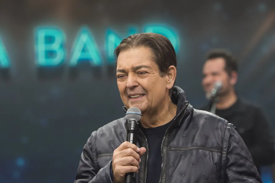 Apresentador se emociona com o final do 'Faustão na Band' 