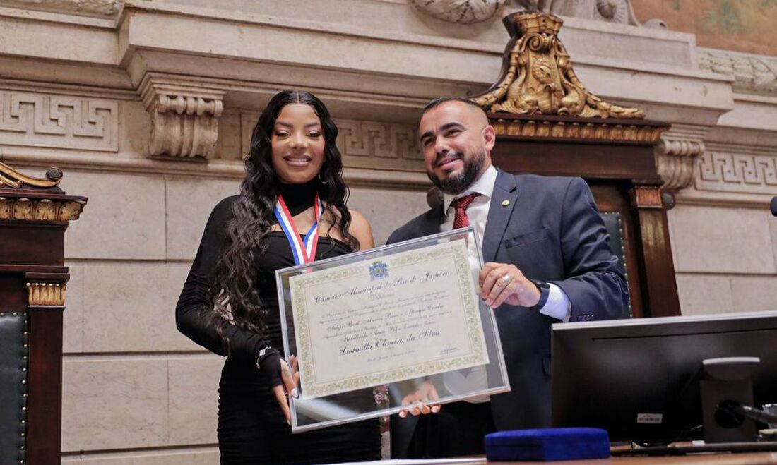 Ludmilla recebe medalha após iniciativa por doação de sangue ao Hemorio