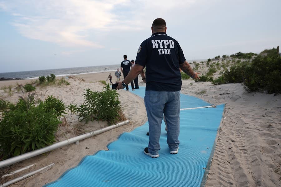 Mulher foi mordida por um tubarão em Rockaway Beach