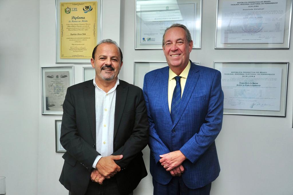 Prefeito de Capoeiras, Nego do Mercado, e o deputado Álvaro Porto