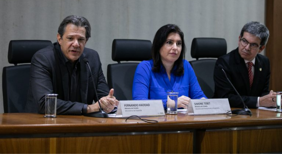 Os ministros Fernando Haddad e Simone Tebet e Randolfe Rodrigues, líder do Governo no Congresso