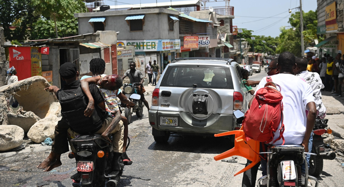 Ferido por gangue, haitiano é levado 