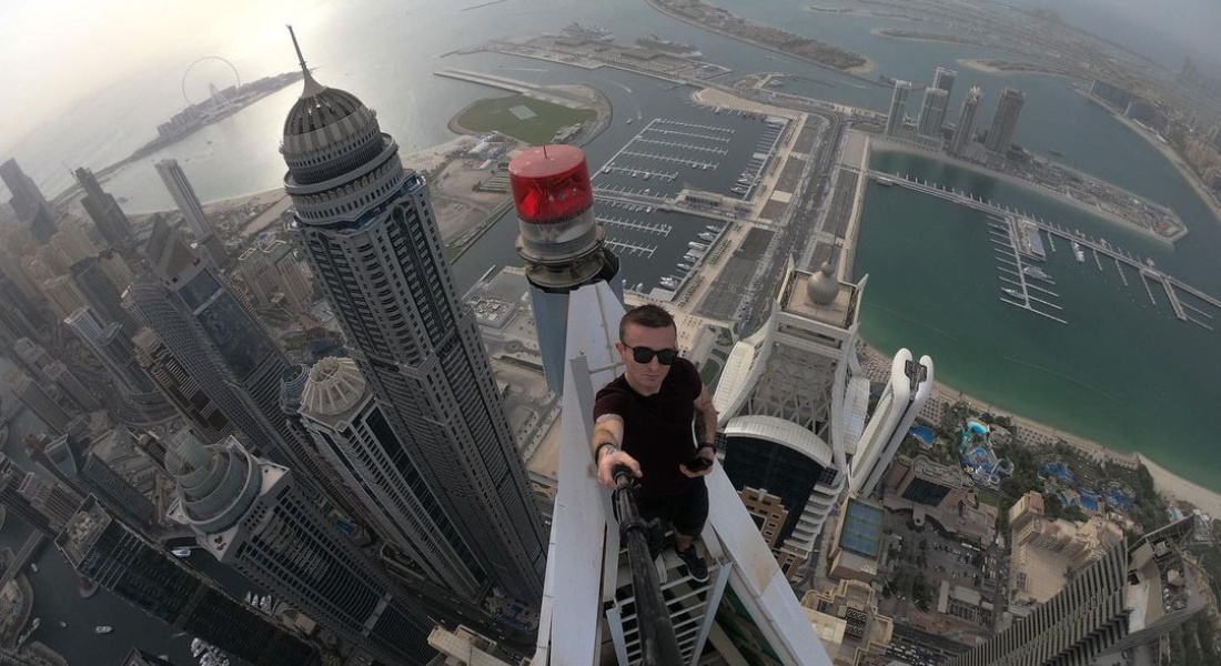 Remi Lucidi fazendo selfie em topo de arranha-céu em Dubai