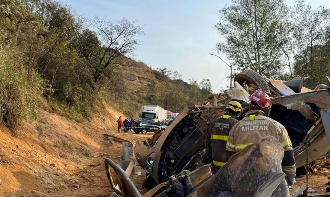 Ônibus capotou na madrugada deste domingo em Minas Gerais, na Fernão Dias