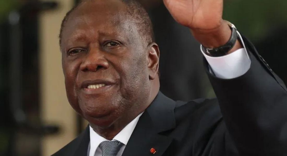 Presidente da Costa do Marfim, Alassane Ouattara, acena para os fotógrafos na chegada à reunião extraordinária da Cedeao, na Nigéria