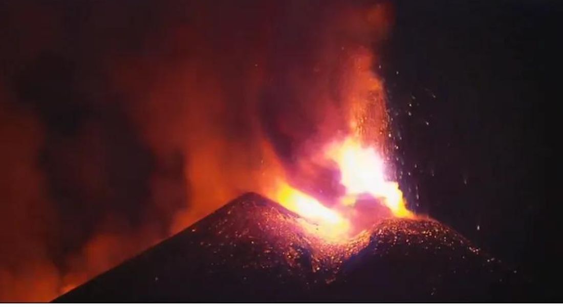 Vulcão Etna, o mais ativo da Europa lança cascata de lava