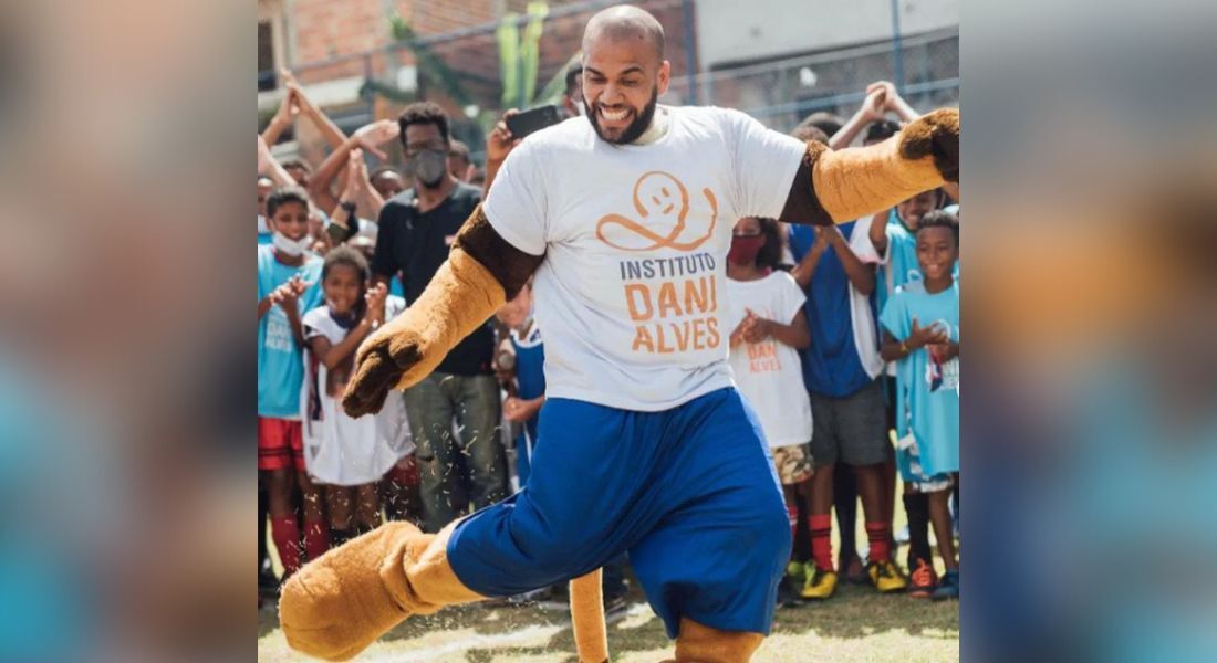 Daniel Alves participa de ação de instituto na Região Metropolitana de Salvador