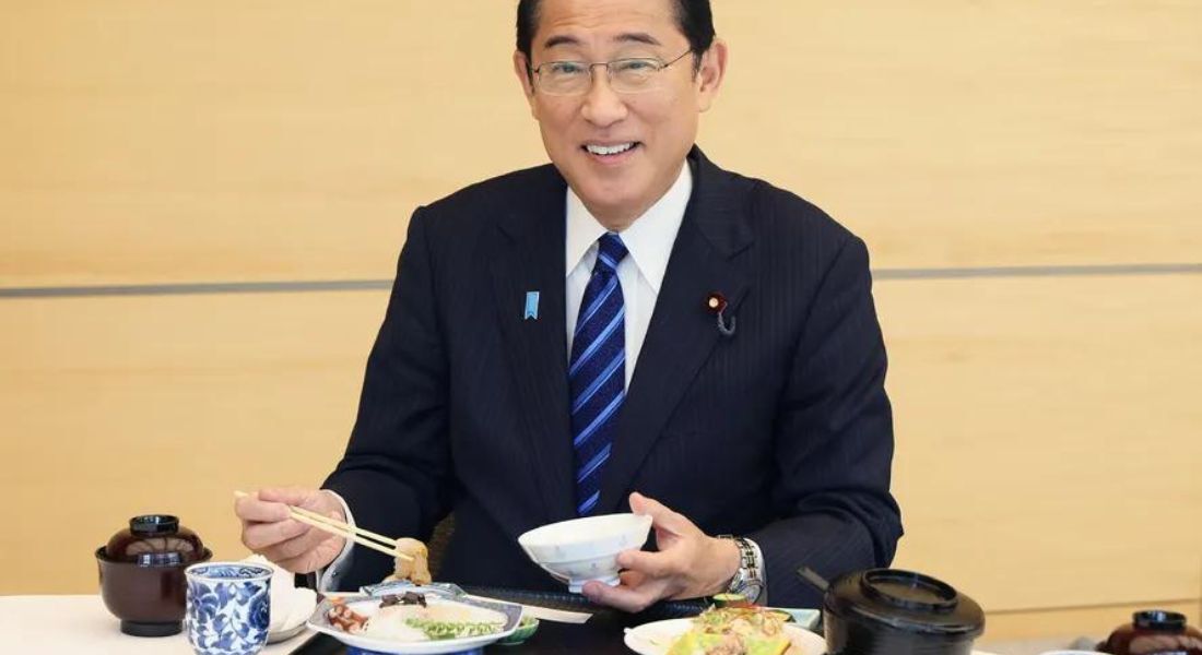 Primeiro-ministro japonês como peixe de Fukushima para incentivo ao consumo