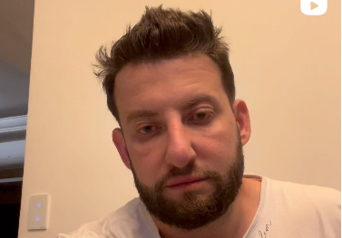 Eros Prado, comediante que fez piada com a morte do pai do atacante Gustavo Mosquito