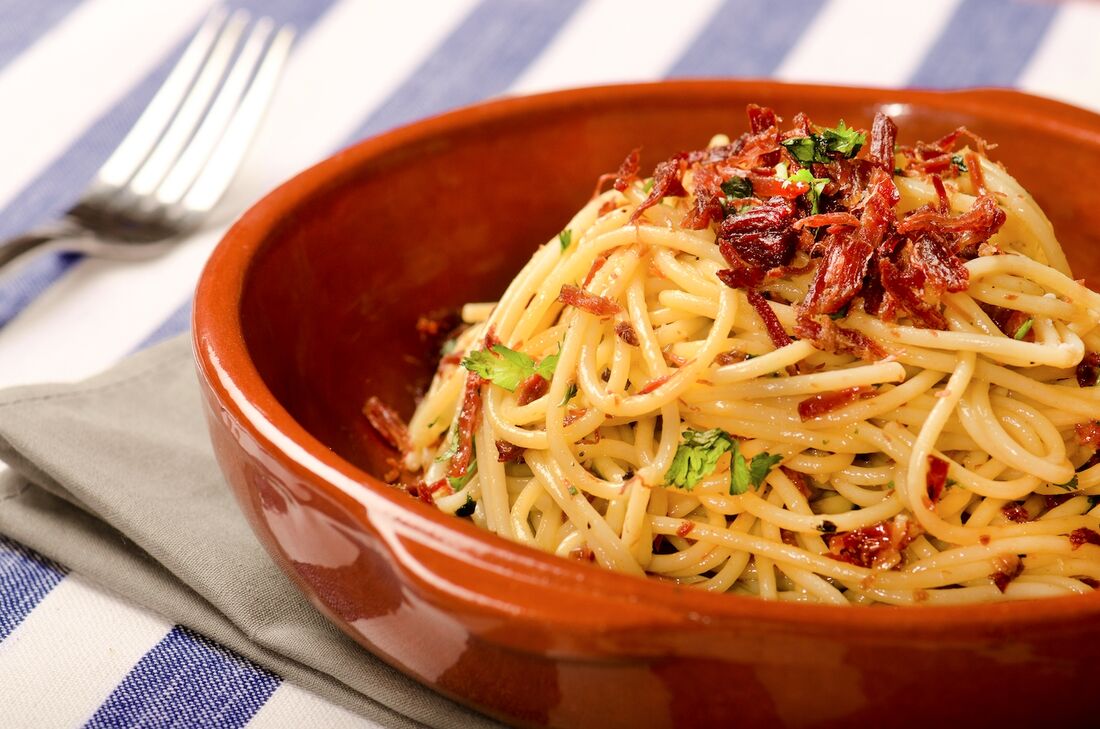 Carbonara sertanejo, finalizado com charque desfiada e coentro