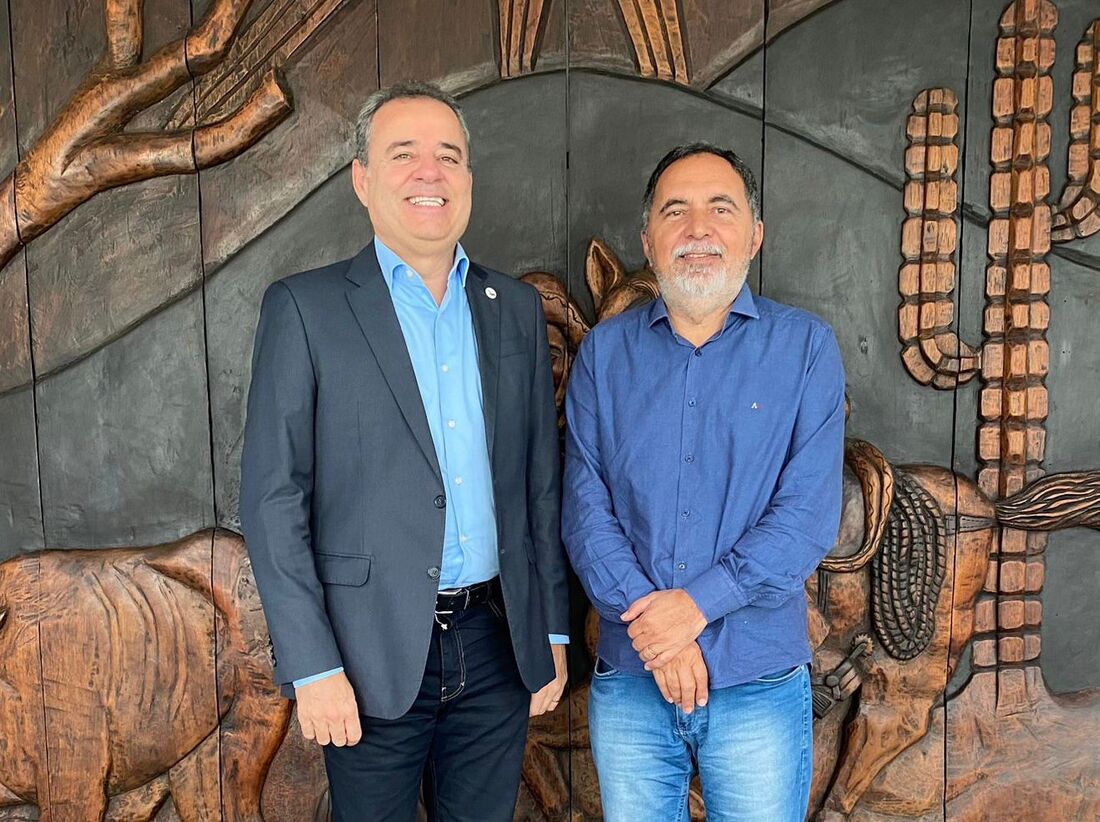 Danilo Cabral e o prefeito de Carnaíba, Anchieta Patriota