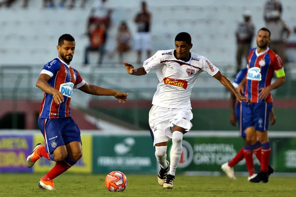 Deon em ação com a camisa do Bahia de Feira contra o Bahia