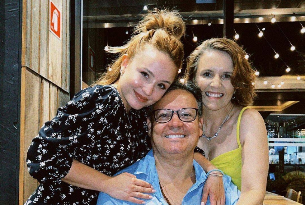 Larissa Manoela e os pais, Silvana e Gilberto