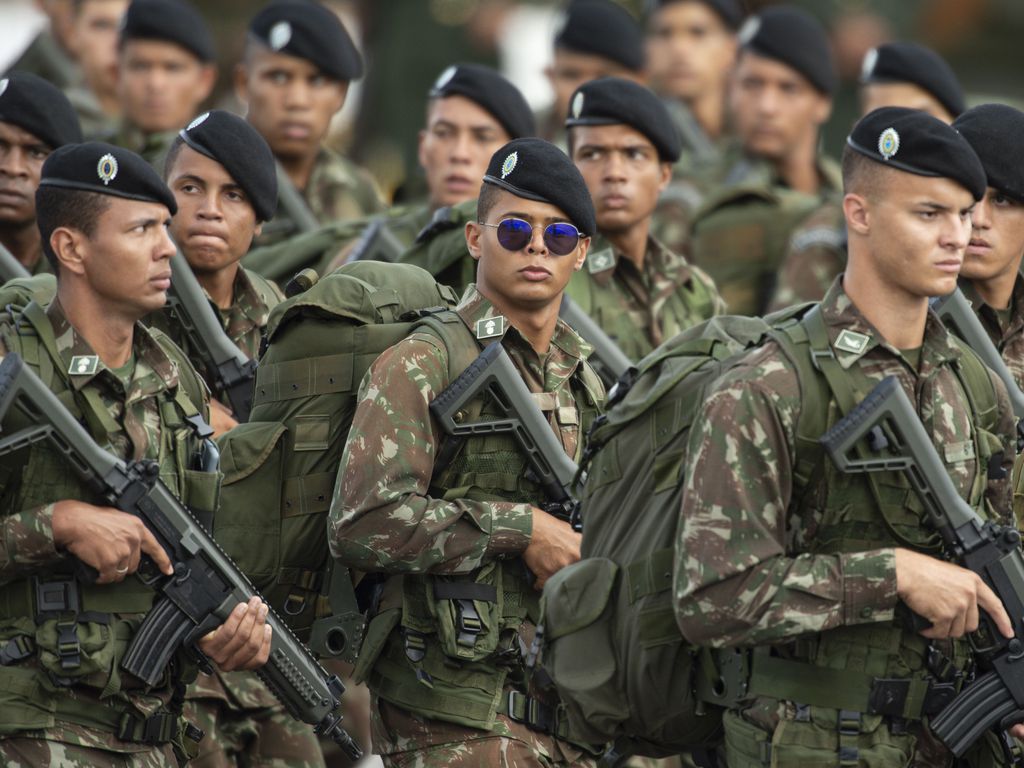 Exército não pode excluir candidato devido a HIV ou altura mínima