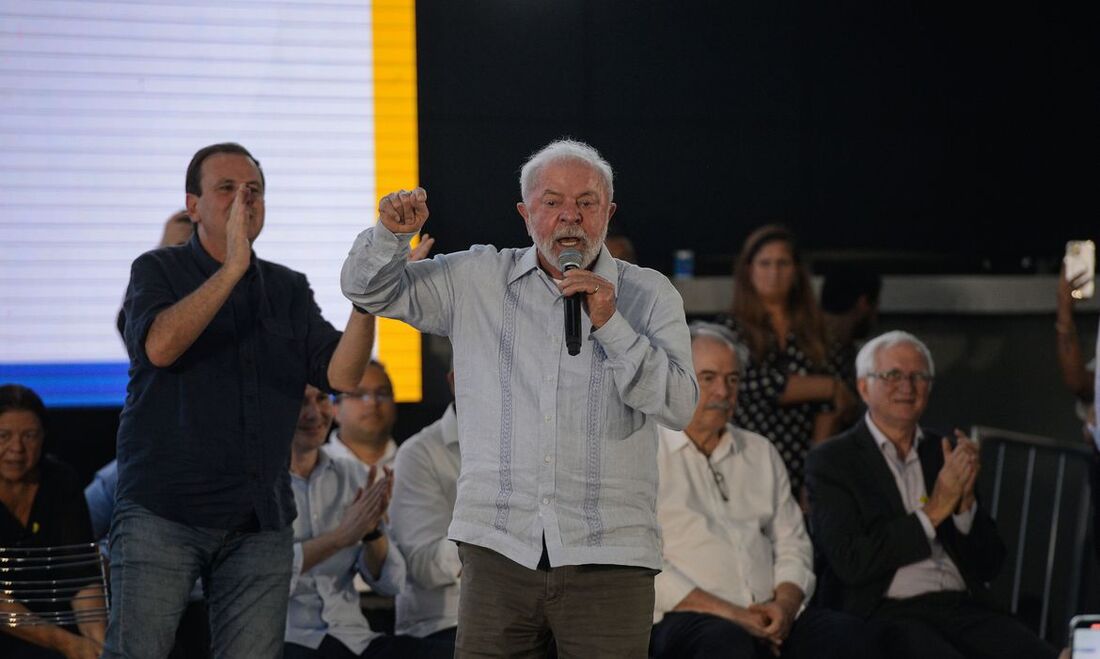 Lula discursa em cerimônia de anúncio dos investimentos, no bairro de Campo Grande. 