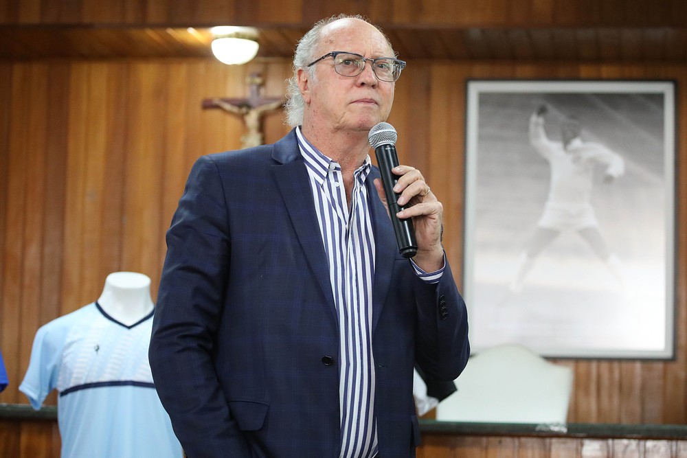 Paulo Roberto Falcão, coordenador de futebol do Santos 