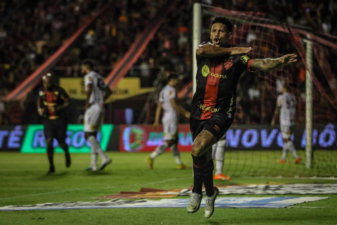 Felipinho comemora o gol da vitória do Sport contra o Novorizontino