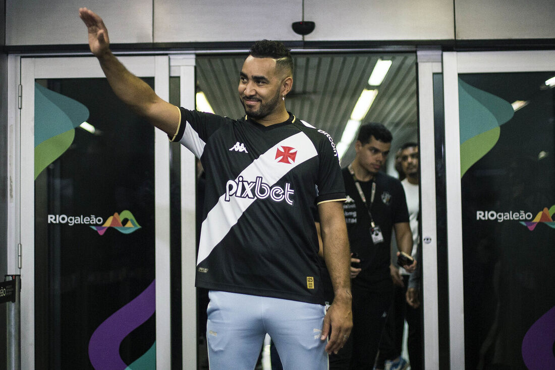 Payet chegou no Rio de Janeiro nesta quarta-feira (16)