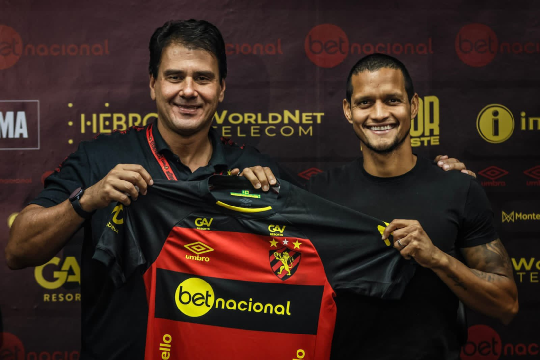 Roberto Rosales (à direita) é apresentado ao Sport