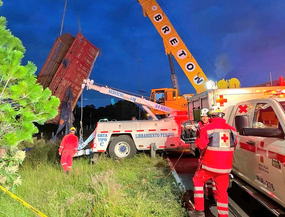 Momento do resgate em acidente com ônibus no México