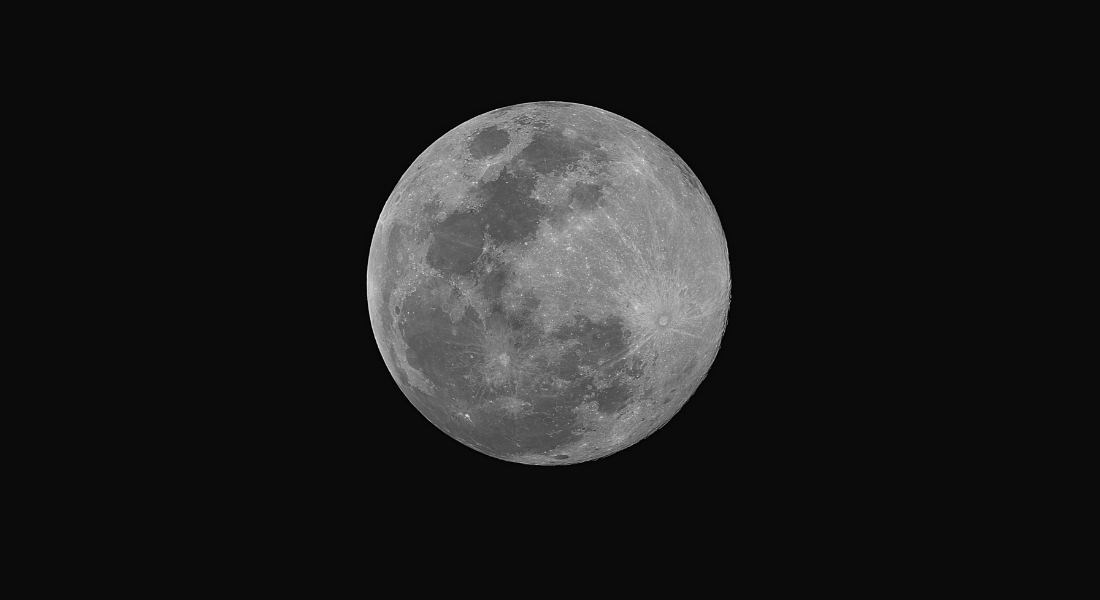 A Lua Cheia ocorre quando o Sol e a Lua estão alinhados em lados opostos da Terra