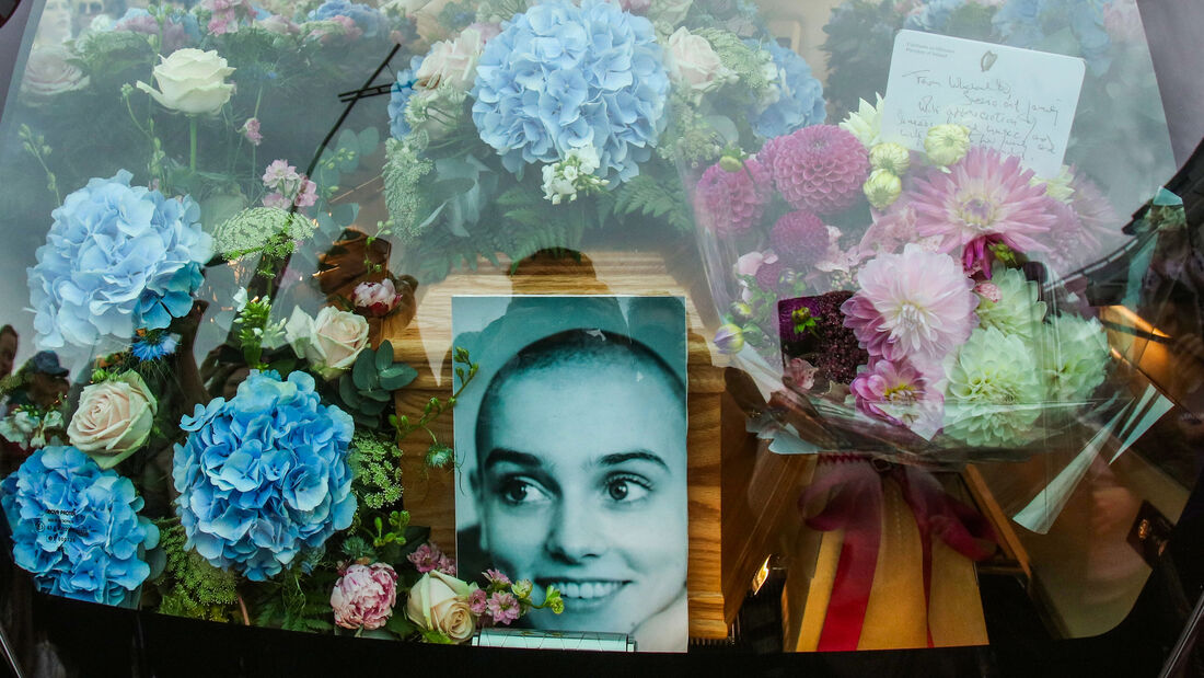 Homenagem a Sinead O'Connor em Bray, cidade onde viveu no sul de Dublin e onde será enterrada