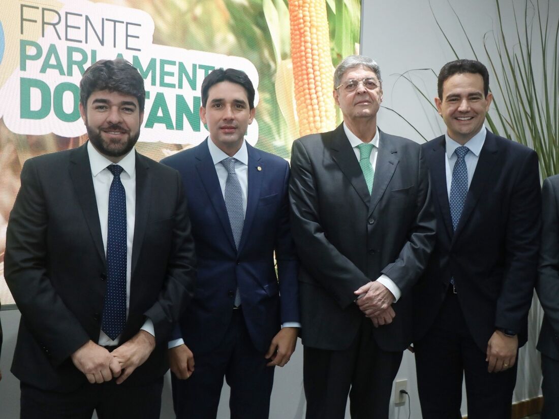 José Vitor, Silvio Costa Filho, Renato Cunha e Mário Campos, no lançamento da frente, na sede da CNA