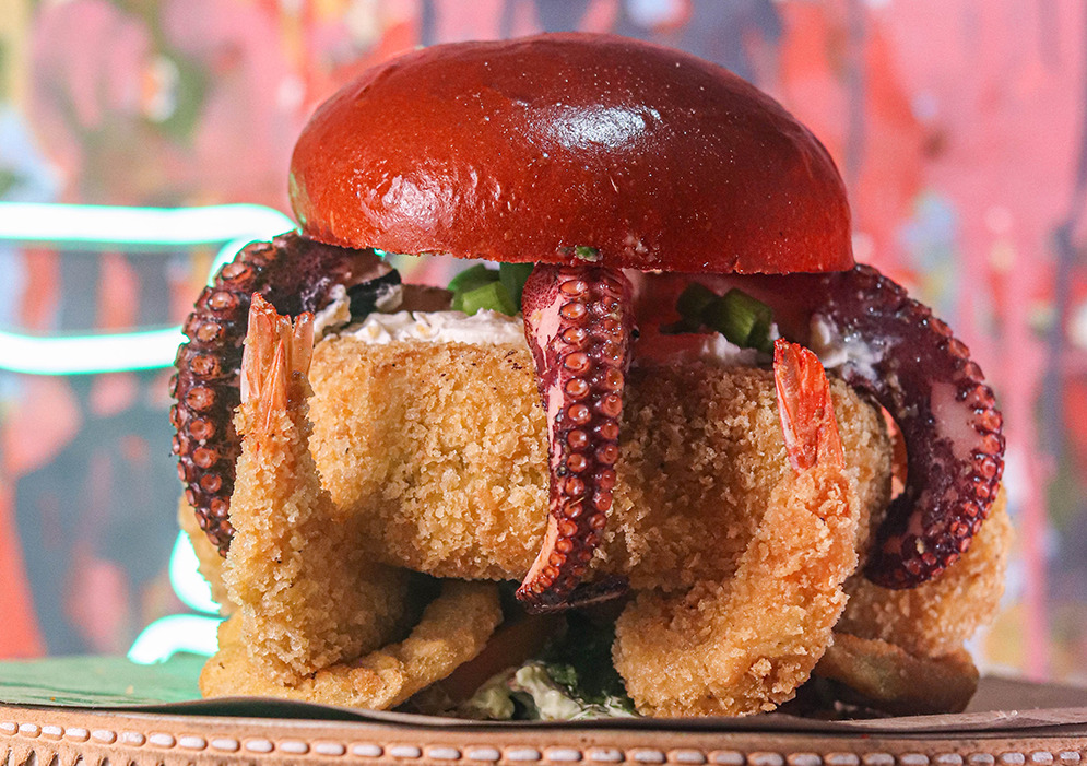 Sanduíche "Meu Maracatu Pesa Uma Tonelada", do Mangue Burguer participa do Festival de Comida Ogra