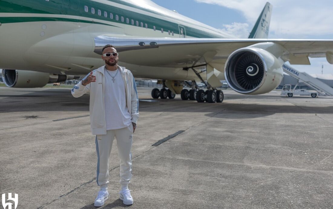 Neymar em frente ao Boeing 747 que lhe levou para à Arábia Saudita