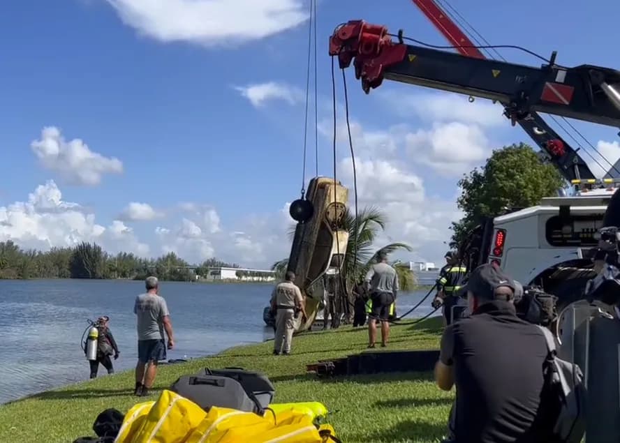 Carro é retirado do Doral Lake, no condado de Miami-Dade, na Flórida