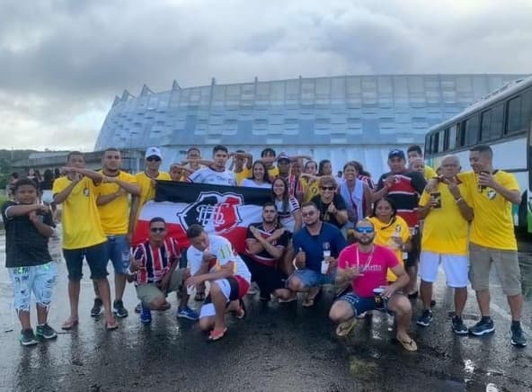 Torcedores do Santa Cruz presentes na partida do Retrô