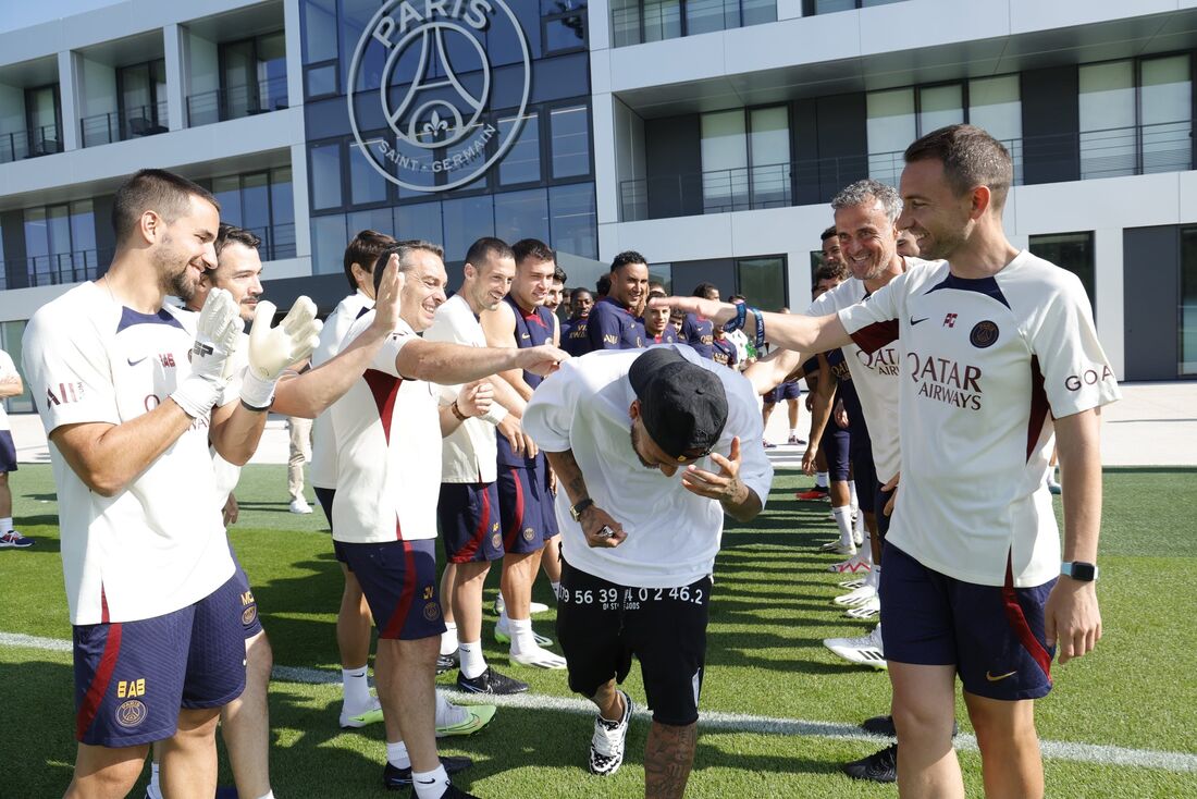 Neymar se despediu dos ex-companheiros do PSG com direito a corredor polônes 