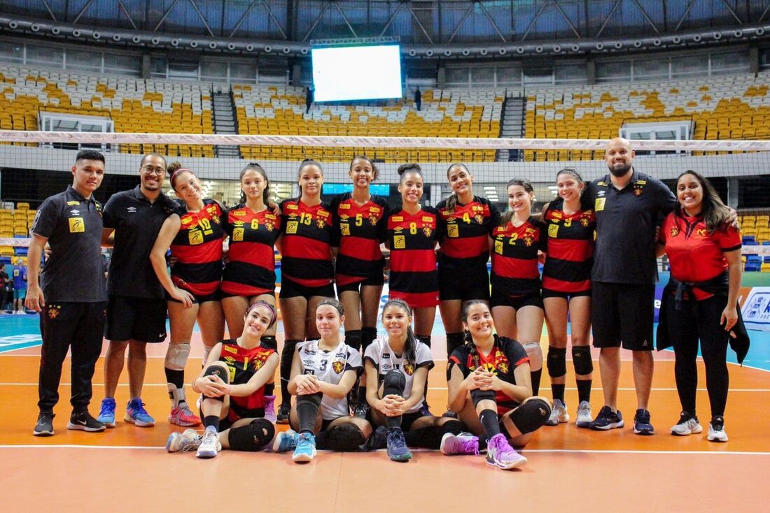 Equipe Sub-17 feminina durante a preparação para o torneio no Geraldão